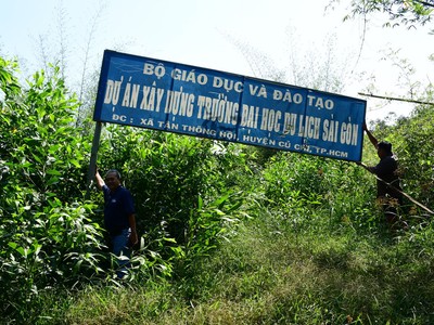 Đến nay, Dự án Xây dựng Trường đại học Du lịch Sài Gòn mới chỉ “đầu tư” được tấm biển.