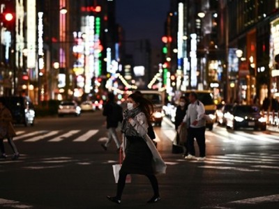 Nhà chức trách Nhật Bản kêu gọi người dân hạn chế đến các địa điểm vui chơi giải trí về đêm để ngăn dịch Covid-19 lây lan. Ảnh: AFP