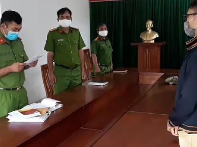 Công an đọc quyết định khởi tố đối tượng đánh bảo vệ vì bị nhắc đeo khẩu trang