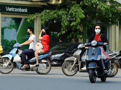 Hà Nội: Đường phố vắng vẻ, nhiều người không đội mũ bảo hiểm, vô tư vượt đèn giao thông