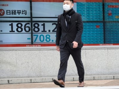 Chỉ số Nikkei 225 tại Nhật Bản giảm 1,45% trong phiên giao dịch chiều nay 16/4 khi cổ phiếu của hãng sản xuất robot hàng đầu Nhật Bản Fanuc mất 2,74%. Ảnh: AFP