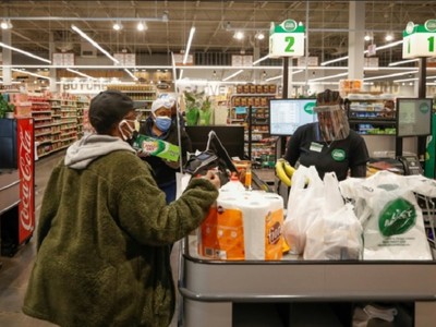 Giấy vệ sinh cùng các nhu yếu phẩm khác là lựa chọn ưu tiên của người dân Mỹ thời Covid-19. Ảnh: AFP