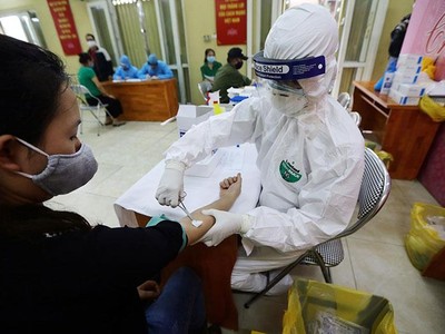 Hình ảnh Hà Nội xét nghiệm nhanh Covid-19 tại chợ Long Biên