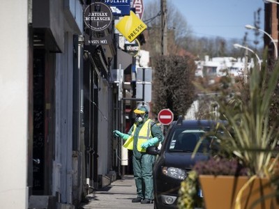 Nhân viên y tế hôm 30/3 phun khử trùng chống Covid-19 tại khu vực Neuilly-Plaisance, gần thủ đô Paris, Pháp. Ảnh: AFP
