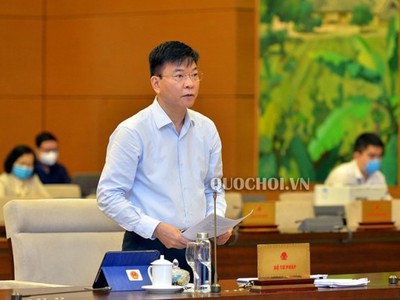 Nếu Quốc hội cũng đồng ý với đề xuất lùi sửa Luật Đất đai đến nhiệm kỳ sau thì việc sửa Luật Đất đai sẽ hơn một lần "lỡ hẹn". Trong ảnh: Bộ trưởng Bộ Tư pháp Lê Thành Long trình bày  tờ trình của Chính phủ (Ảnh: Quochoi.vn)