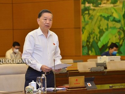 Bộ trưởng Bộ Công an Tô Lâm trình bày dự án Luật Cư trú (sửa đổi) trước Ủy ban Thường vụ Quốc hội.