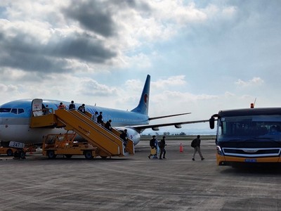 Các hành khách đặc biệt này trước khi lên chuyến bay phải đảm bảo sức khỏe tốt, được cấp giấy xác nhận không dương tính với virus SARS-CoV-2 do cơ quan có thẩm quyền của Hàn Quốc cấp và giấy này được Việt Nam chấp nhận.