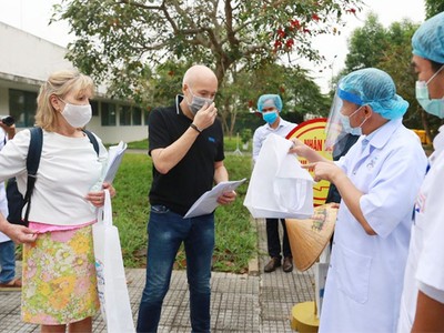 Với 270 ca nhiễm Covid-19 trong 100 triệu dân, hệ số lây nhiễm dịch bệnh ở Việt Nam thuộc nhóm thấp nhất thế giới. Trong ảnh: Đại diện Bệnh viện Trung ương Huế cấp thuốc cho bệnh nhân để tiếp tục điều trị bệnh nền sau khi ra viện.