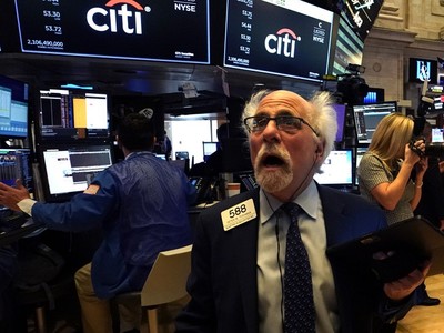 Chứng khoán Mỹ đêm qua ghi nhận cả 3 chỉ số lớn đều trượt dốc. Ảnh: AFP