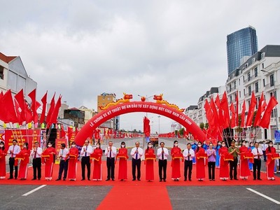 Thủ tướng Chính phủ Nguyễn Xuân Phúc cùng lãnh đạo thành phố Hải Phòng cắt băng thông xe Dự án đầu tư xây dựng nút giao Nam cầu Bính