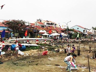 Người dân và du khách tham gia nhặt rác tại đô thị cổ Hội An.