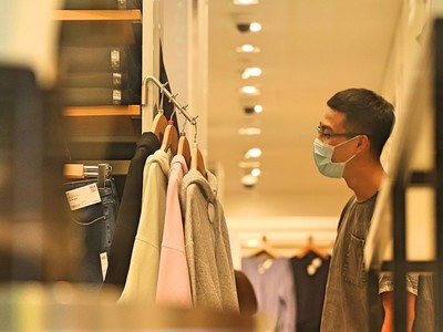 Người dân được yêu cầu đeo khẩu trang khi ra khỏi nhà. Trong ảnh: Khách mua hàng tại cửa hàng thời trang trên đường Đồng Khởi, TP.HCM (ảnh: HP).