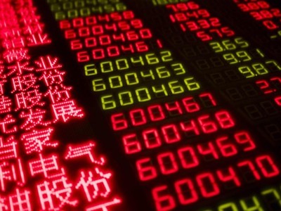 Sắc đỏ bao phủ chứng khoán Hong Kong trong phiên giao dịch sáng nay 4/5. Ảnh: AFP