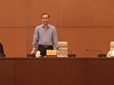 Chủ nhiệm Ủy ban Kinh tế Vũ Hồng Thanh chủ trì phiên họp sáng 5/5 (Ảnh: Mỹ An) 