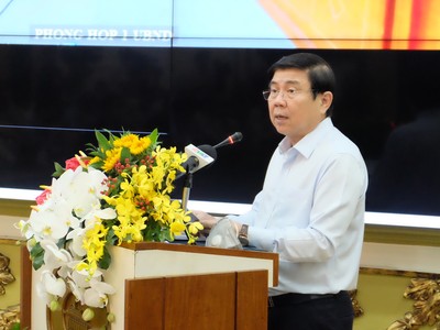 Ông Nguyễn Thành Phong trao đổi cùng đại diện các doanh nghiệp, Hiệp hội,...tại tọa đàm “Khôi phục và phát triển kinh tế TP.HCM năm 2020 được tổ chức sáng 05/05 (Ảnh: Trung tâm Báo chí Tp.HCM).