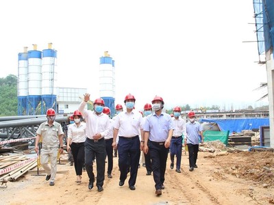 Chủ tịch UBND thành phố Hà Nội Nguyễn Đức Chung đã đi kiểm tra tiến độ đầu tư xây dựng nhà máy Điện rác tại Khu xử lý chất thải Nam Sơn, huyện Sóc Sơn sáng 7/5