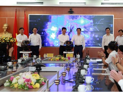 Phó Thủ tướng Chính phủ Vũ Đức Đam và Bộ trưởng Bộ TT&TT Nguyễn Mạnh Hùng và các đại biểu ấn nút khai trương Mã địa chỉ bưu chính Vpostcode.