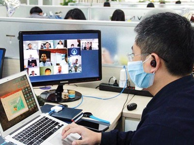 Nhiều doanh nghiệp cho nhân viên làm việc online trong thời gian giãn cách xã hội để phòng, chống Covid-19.