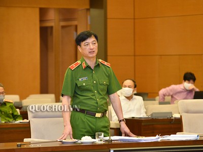 Thứ trưởng Bộ Công an Nguyễn Duy Ngọc trình bày tờ trinh dự án luật.