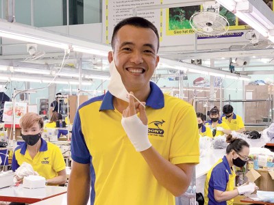 Phạm Quang Anh, sáng lập Công ty May mặc Dony.
Việc đầu tư chuyển đổi của Dony gần như bằng không, vì Công ty có thể tận dụng sẵn hạ tầng, trong khi kỹ thuật may khẩu trang vải không quá khó, nhất là với doanh nghiệp đã xuất khẩu sang Nhật Bản, Mỹ, châu Âu như Dony.