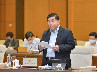 Bộ trưởng Bộ Kế hoạch và Đầu tư Nguyễn Chí Dũng trình bày báo cáo (Ảnh QK).