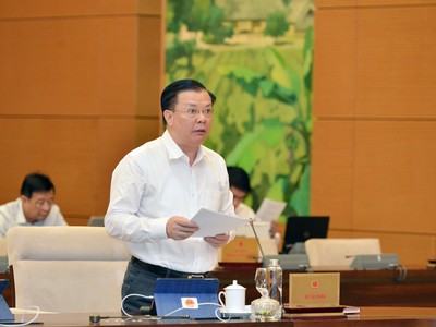 Bộ trưởng Bộ Tài chính Đinh Tiến Dũng trình bày báo cáo (Ảnh: QK)