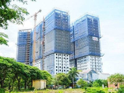 Nhiều dự án bất động sản bị ảnh hưởng về tiến độ xây dựng bởi dịch Covid-19.