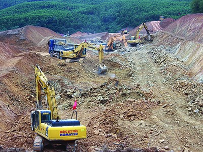 Các nhà thầu thi công nền đường tại Dự án cao tốc Cam Lộ - La Sơn, một trong 3 dự án thành phần cao tốc Bắc - Nam phía Đông sử dụng vốn đầu tư công.