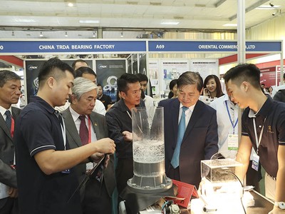 Triển lãm sẽ được tổ chức trên diện tích 15.000 m2 với hơn 500 gian hàng, dự kiến thu hút 15.000 lượt khách tham quan trong đó có 8.000 lượt khách giao thương. Trong ảnh: Các vị khách VIP tại Saigon Autotech & Accessories 2019