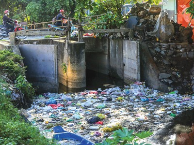 Rạch xuyên tâm dần biến mất vì người dân lấn chiếm