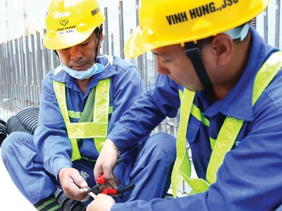 Công trường đã rộn rã trở lại. Ảnh: Lê Toàn