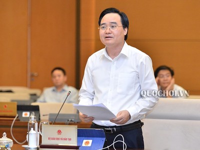 Bộ trưởng Bộ Giáo dục và Đào tạo Phùng Xuân Nhạ báo cáo tại phiên họp.
