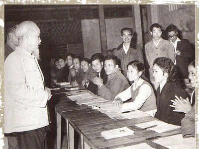 Chủ tịch Hồ Chí Minh thăm lớp học bổ túc văn hóa và kỹ thuật buổi tối của công nhân Nhà máy Ô tô 1/5, lá cờ đầu của phong trào bổ túc văn hóa ngành công nghiệp Hà Nội (19/12/1963).