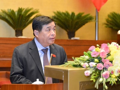 Bộ trưởng Bộ Kế hoạch và Đầu tư Nguyễn Chí Dũng trình bày báo cáo thuyết minh về Hiệp định EVIPA