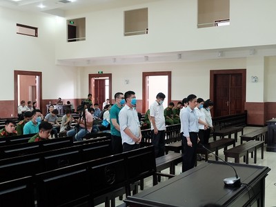 Các bị cáo đứng nghe Hội đồng xét xử tuyên bản án phúc thẩm ngày 20/5.