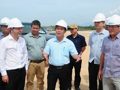 Phó chủ tịch UBND tỉnh thừa Thiên Huế Nguyễn Văn Phương (giữa ảnh) thực địa kiểm tra dự án Nhà ga hành khách T2.