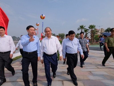 Thủ thướng dự, cắt băng khánh thành và tham quan đường bao biển Trần Quốc Nghiễn sáng ngày 24/5.