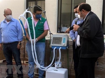 Bộ trưởng Y tế Bolivia Marcelo Navajas (phải) trong lễ bàn giao các máy trợ thở tại một bệnh viện ở Santa Cruz, Bolivia ngày 19/5. (Ảnh: AFP/TTXVN)