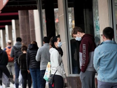 Người dân xếp hàng bên ngoài siêu thị tại Arlington, Virginia, Mỹ trong bối cảnh dịch COVID-19 lan rộng. (Ảnh: THX/TTXVN)