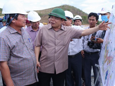 Bộ trưởng Nguyễn Xuân Cường kiểm tra các dự án công trình thủy lợi ở Ninh Thuận.