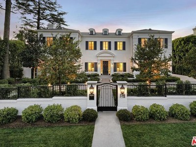 Căn biệt thự màu trắng 2 tầng này trước đó đã được nữ tỷ phú Guerin rao bán vào năm 2019 với mức giá 36,5 triệu USD. Xung quanh bất động sản được trang bị hệ thống an ninh tối tân.