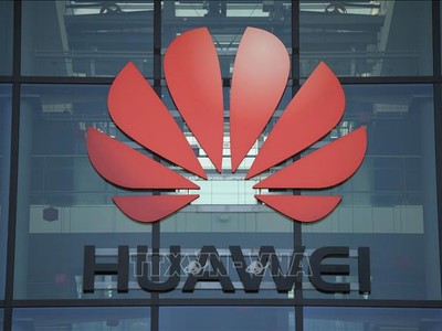 Biểu tượng Huawei tại văn phòng của tập đoàn này ở London, Anh. Ảnh: AFP/TTXVN