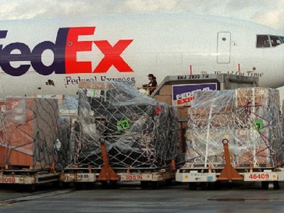 FedEx và nhiều hãng vận tải khác của Mỹ buộc phải xoay sang thu phụ phí đối với một số lô hàng vận chuyển quốc tế mùa dịch Covid-19. Ảnh: AFP
