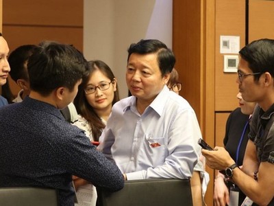  Bộ trưởng Bộ Tài nguyên và Môi trường Trần Hồng Hà trao đổi với báo chí bên hàng lang Quốc hội.