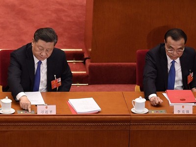 Chủ tịch Trung Quốc Tập Cận Bình (bìa trái) và Thủ tướng Trung Quốc Lý Khắc Cường hôm 28/5 bỏ phiếu phê chuẩn áp dụng luật an ninh đối với Hong Kong. Ảnh: AFP