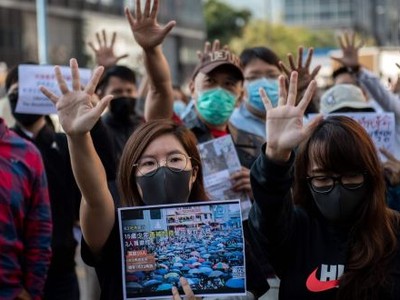 Người dân Hong Kong tụ tập ủng hộ biểu tình tại khu vực Kwun Tong ngày 27/11/2019. Ảnh: AFP