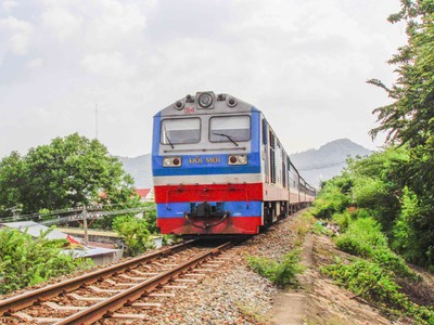 Được biết, VNR là một trong số 5 tổng công ty giao thông chuyển về CMSC từ tháng 11/2018. Đây là doanh nghiệp vừa thực hiện quản lý, cung cấp các dịch vụ sự nghiệp công, phi thương mại, vừa kinh doanh vận tải đường sắt.