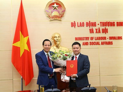 Bộ trưởng Đào Ngọc Dung trao quyết định cho đồng chí Tô Đức.