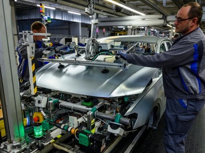 Hoạt động sản xuất ô tô tại Wolfsburg, Đức. Ảnh: AFP