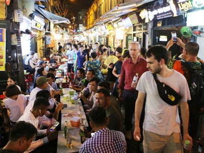 Phố Tạ Hiện hấp dẫn du khách trong nước và quốc tế khi du lịch Hà Nội.